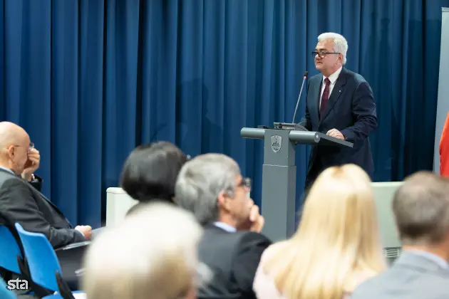Ljubljana, MIZŠ. Zdravstvena konferenca o novostih v zdravstvenih sistemih za njegovo večjo učinkovitost, ki jo organizirata Slovensko gospodarsko in raziskovalno združenje v Bruslju ter ministrstvo za izobraževanje, znanost in šport. Predsednik poljskega združenja za javno zdravstvo Andrzej Fal. Foto: Katja Kodba/STA