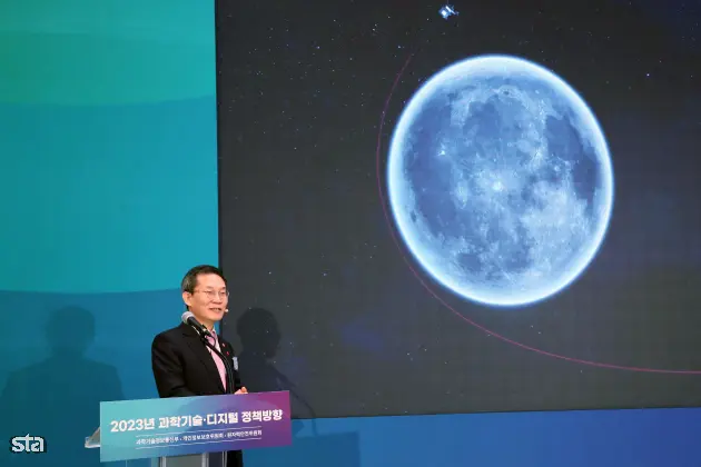 Južna Koreja, Seoul. Izjava za medije južnokorejskega ministra za znanost in IKT Lee Jong-ho o uspešnem vstopu vesoljskega plovila Danuri v lunino orbito. Foto: YNA/dpa/STA