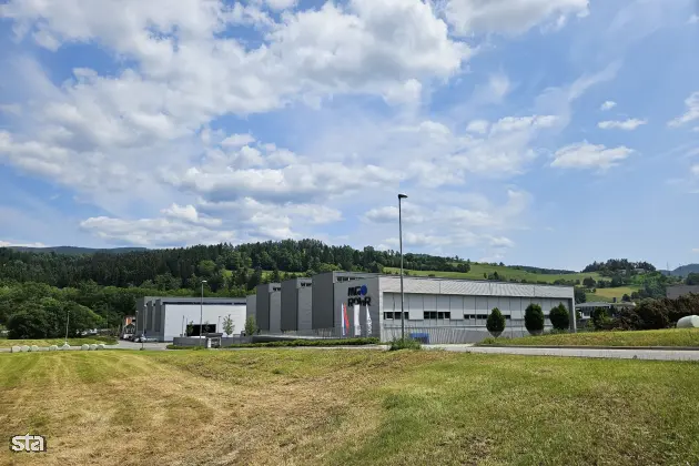 Ravne na Koroškem, poslovna cona v Dobji vasi. Novinarska konferenca podjetja MG Rohr ob odprtju pet milijonov evrov vredne naložbe v novo stavbo in opremo. Podjetje MG Rohr. Foto: Vesna Pušnik Brezovnik/STA