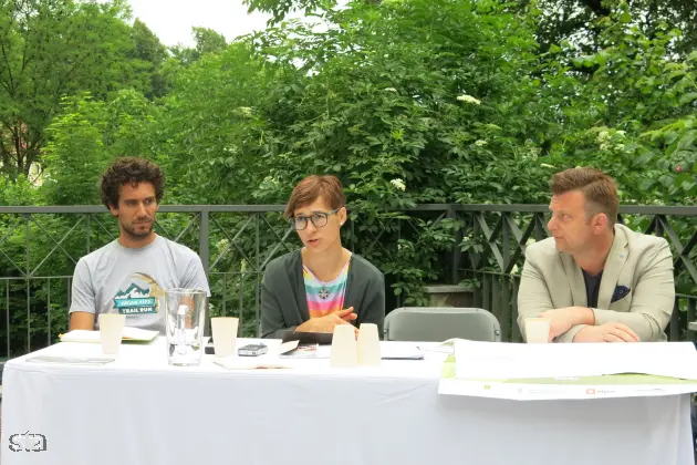 Radovljica, terasa radovljiške graščine. Novinarska konferenca o poletnih prireditvah na območju Kranjske Gore, Radovljice in Žirovnice. Organizator Julian Alps Trail Run Luka Hren, direktorica javnega zavoda Turizem in kultura Radovljica Kata Beton in direktor Zavoda za turizem in kulturo Žirovnica Matjaž Koman. Foto: Tinkara Zupan/STA