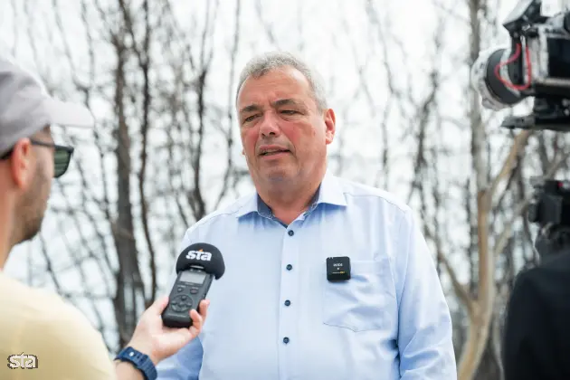 Kras. Stanje na kraških območjih, ki jih je pred dvema letoma prizadel požar. Župan občine Miren - Kostanjevica Mauricij Humar. Foto: Boštjan Podlogar/STA