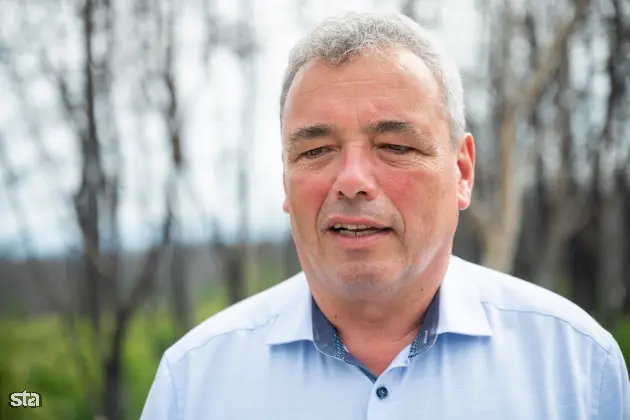 Kras. Stanje na kraških območjih, ki jih je pred dvema letoma prizadel požar. Župan občine Miren - Kostanjevica Mauricij Humar. Foto: Boštjan Podlogar/STA