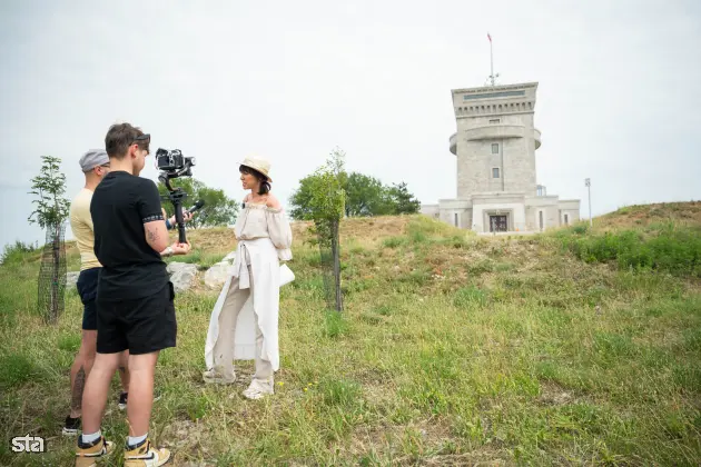Kras. Stanje na kraških območjih, ki jih je pred dvema letoma prizadel požar. Direktorica Zavoda Miren Kras Ariana Durnika. Foto: Boštjan Podlogar/STA