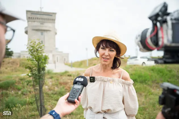 Kras. Stanje na kraških območjih, ki jih je pred dvema letoma prizadel požar. Direktorica Zavoda Miren Kras Ariana Durnik. Foto: Boštjan Podlogar/STA