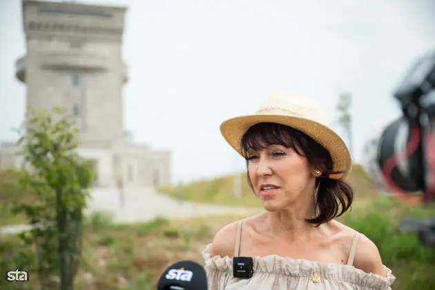 Kras. Stanje na kraških območjih, ki jih je pred dvema letoma prizadel požar. Direktorica Zavoda Miren Kras Ariana Durnik. Foto: Boštjan Podlogar/STA
