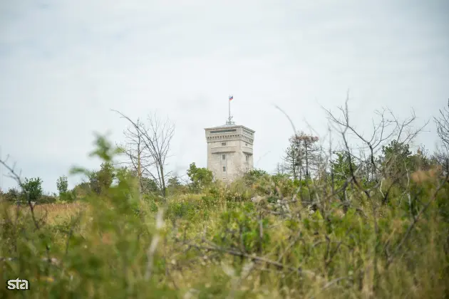 Kras. Stanje na kraških območjih, ki jih je pred dvema letoma prizadel požar. Pomnik miru in razgledni stolp Cerje. Foto: Boštjan Podlogar/STA