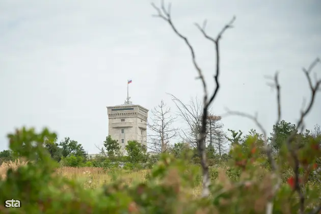 Kras. Stanje na kraških območjih, ki jih je pred dvema letoma prizadel požar. Pomnik miru in razgledni stolp Cerje. Foto: Boštjan Podlogar/STA