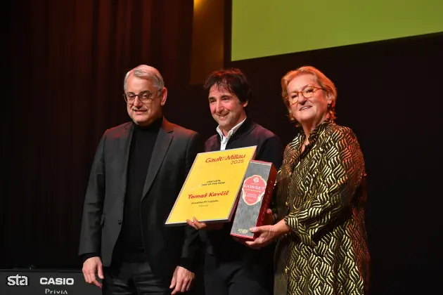 Ljubljana. Razglasitev nagrad gastronomskega vodnika Gault&Millau Slovenija. Minister za gospodarstvo, turizem in šport Matjaž Han, chef leta 2024 Tomaž Kavčič iz vipavske Gostilne Pri Lojzetu in direktorica Gault&Millau Slovenija Mira Šemić. Foto: Peter Irman