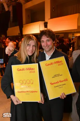 Ljubljana. Razglasitev nagrad gastronomskega vodnika Gault&Millau Slovenija. Chef leta 2024 Tomaž Kavčič iz vipavske Gostilne Pri Lojzetu z ženo Flavio. Foto: Peter Irman
