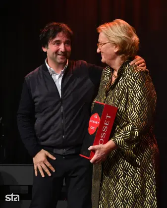 Ljubljana. Razglasitev nagrad gastronomskega vodnika Gault&Millau Slovenija. Chef leta 2024 Tomaž Kavčič iz vipavske Gostilne Pri Lojzetu in direktorica Gault&Millau Slovenija Mira Šemić. Foto: Peter Irman