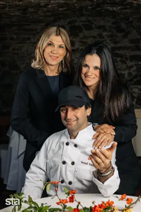 Ljubljana. Razglasitev nagrad gastronomskega vodnika Gault&Millau Slovenija. Chef leta 2024 Tomaž Kavčič iz vipavske Gostilne Pri Lojzetu z ženo Flavio Furios Kavčič in hčerjo Saro Kavčič. Foto: Dean Dubokovič