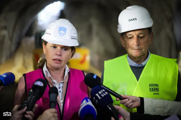 Velenje, predor Konovo. Dogodek ob uradnem preboju predora Konovo. Ministrica za infrastrukturo Alenka Bratušek in predsednik družbe Dars Andrej Ribič. Foto: Daniel Novakovič/STA