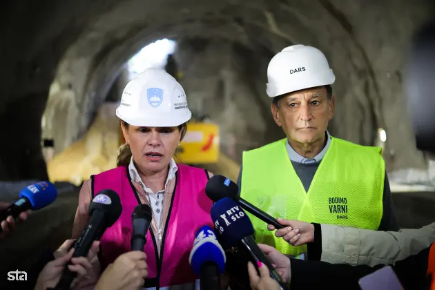 Velenje, predor Konovo. Dogodek ob uradnem preboju predora Konovo. Ministrica za infrastrukturo Alenka Bratušek in predsednik družbe Dars Andrej Ribič. Foto: Daniel Novakovič/STA