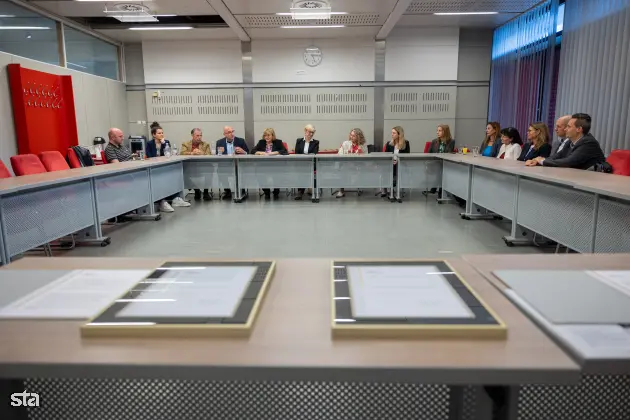 Ljubljana, Kardeljeva ploščad. Ekonomska fakulteta Univerze v Ljubljani je gostila vodstvo Academy of Management (AOM), največjega svetovnega združenja raziskovalcev in praktikov s področja managementa. Priznanja društva slovenska akademija za managment. Foto: Bor Slana/STA