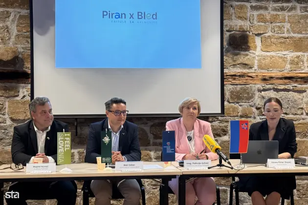 Portorož, Monfort. Novinarska konferenca o projektu Piran x Bled. Mojmir Kovač iz Avditorija Portorož, direktor Javnega zavoda Turizem Bled Blaž Veber, direktorica Turističnega združenja Portorož Patricija Gržinič in Vesna Pinter Stojnič z Občine Piran. Foto: Matej Arh/STA