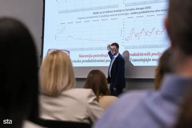 Ljubljana, FDV. Predstavitev publikacije Kakovost življenja v Sloveniji, Poročilo o razvoju 2025, ki so jo pripravili na Uradu RS za makroekonomske analize in razvoj. Sourednik publikacije Kakovost življenja v Sloveniji - Poročilo o razvoju 2025 Peter Wostner. Foto: Božidar Kolar/STA