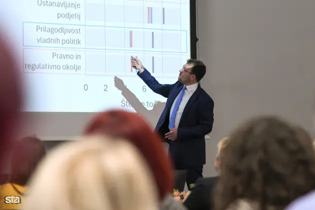 Ljubljana, FDV. Predstavitev publikacije Kakovost življenja v Sloveniji, Poročilo o razvoju 2025, ki so jo pripravili na Uradu RS za makroekonomske analize in razvoj. Sourednik publikacije Kakovost življenja v Sloveniji - Poročilo o razvoju 2025 Peter Wostner. Foto: Božidar Kolar/STA