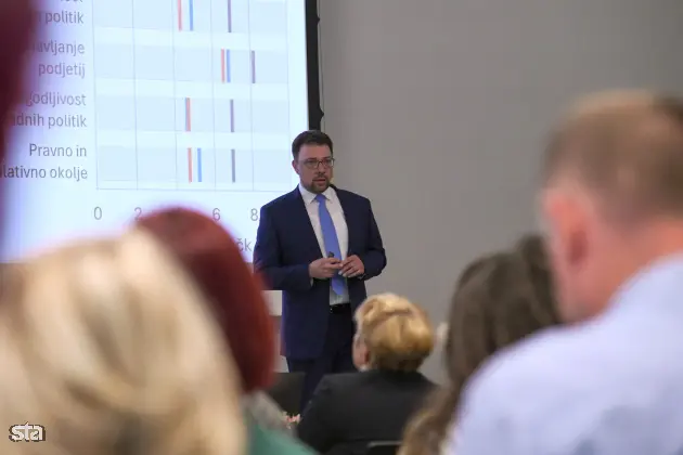 Ljubljana, FDV. Predstavitev publikacije Kakovost življenja v Sloveniji, Poročilo o razvoju 2025, ki so jo pripravili na Uradu RS za makroekonomske analize in razvoj. Sourednik publikacije Kakovost življenja v Sloveniji - Poročilo o razvoju 2025 Peter Wostner. Foto: Božidar Kolar/STA