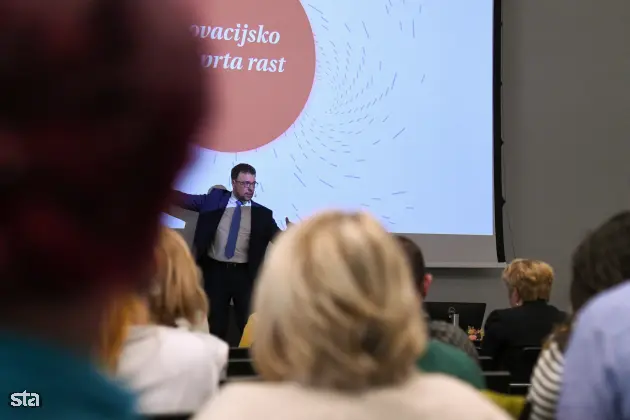 Ljubljana, FDV. Predstavitev publikacije Kakovost življenja v Sloveniji, Poročilo o razvoju 2025, ki so jo pripravili na Uradu RS za makroekonomske analize in razvoj. Sourednik publikacije Kakovost življenja v Sloveniji - Poročilo o razvoju 2025 Peter Wostner. Foto: Božidar Kolar/STA