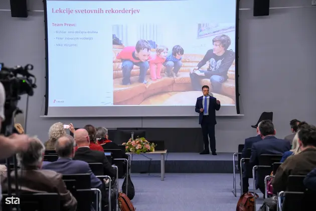 Ljubljana, FDV. Predstavitev publikacije Kakovost življenja v Sloveniji, Poročilo o razvoju 2025, ki so jo pripravili na Uradu RS za makroekonomske analize in razvoj. Sourednik publikacije Kakovost življenja v Sloveniji - Poročilo o razvoju 2025 Peter Wostner. Foto: Božidar Kolar/STA