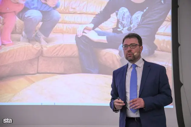 Ljubljana, FDV. Predstavitev publikacije Kakovost življenja v Sloveniji, Poročilo o razvoju 2025, ki so jo pripravili na Uradu RS za makroekonomske analize in razvoj. Sourednik publikacije Kakovost življenja v Sloveniji - Poročilo o razvoju 2025 Peter Wostner. Foto: Božidar Kolar/STA