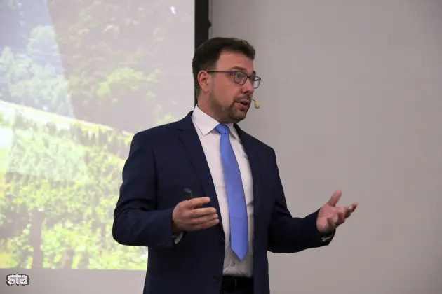 Ljubljana, FDV. Predstavitev publikacije Kakovost življenja v Sloveniji, Poročilo o razvoju 2025, ki so jo pripravili na Uradu RS za makroekonomske analize in razvoj. Sourednik publikacije Kakovost življenja v Sloveniji - Poročilo o razvoju 2025 Peter Wostner. Foto: Božidar Kolar/STA