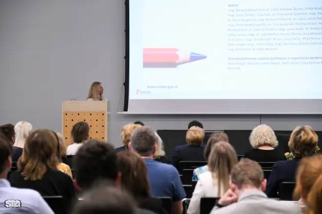 Ljubljana, FDV. Predstavitev publikacije Kakovost življenja v Sloveniji, Poročilo o razvoju 2025, ki so jo pripravili na Uradu RS za makroekonomske analize in razvoj. Vršilka direktorja Umarja Maja Bednaš. Foto: Božidar Kolar/STA