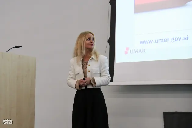 Ljubljana, FDV. Predstavitev publikacije Kakovost življenja v Sloveniji, Poročilo o razvoju 2025, ki so jo pripravili na Uradu RS za makroekonomske analize in razvoj. Vršilka direktorja Umarja Maja Bednaš. Foto: Božidar Kolar/STA