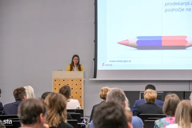 Ljubljana, FDV. Predstavitev publikacije Kakovost življenja v Sloveniji, Poročilo o razvoju 2025, ki so jo pripravili na Uradu RS za makroekonomske analize in razvoj. Prodekanja za znanstvenoraziskovalno področje na FDV Andreja Jaklič. Foto: Božidar Kolar/STA
