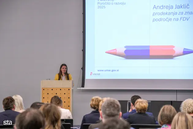 Ljubljana, FDV. Predstavitev publikacije Kakovost življenja v Sloveniji, Poročilo o razvoju 2025, ki so jo pripravili na Uradu RS za makroekonomske analize in razvoj. Prodekanja za znanstvenoraziskovalno področje na FDV Andreja Jaklič. Foto: Božidar Kolar/STA