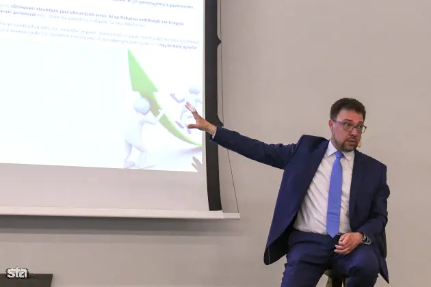 Ljubljana, FDV. Predstavitev publikacije Kakovost življenja v Sloveniji, Poročilo o razvoju 2025, ki so jo pripravili na Uradu RS za makroekonomske analize in razvoj. Sourednik publikacije Kakovost življenja v Sloveniji - Poročilo o razvoju 2025 Peter Wostner. Foto: Božidar Kolar/STA