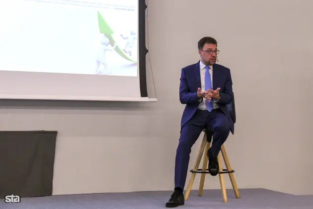 Ljubljana, FDV. Predstavitev publikacije Kakovost življenja v Sloveniji, Poročilo o razvoju 2025, ki so jo pripravili na Uradu RS za makroekonomske analize in razvoj. Sourednik publikacije Kakovost življenja v Sloveniji - Poročilo o razvoju 2025 Peter Wostner. Foto: Božidar Kolar/STA
