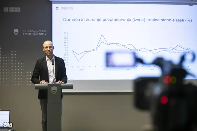 Ljubljana, Surs. Novinarska konferenca Statističnega urada RS (Surs), na kateri so predstavili podatke o gibanju bruto domačega proizvoda v prvem četrtletju 2025 in aktualne podatke o digitalni družbi. Vodja sektorja za objavljanje podatkov in komuniciranje na Surs Martin Bajželj. Foto: Boštjan Podlogar/STA