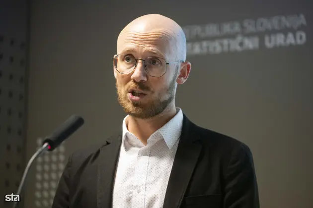 Ljubljana, Surs. Novinarska konferenca Statističnega urada RS (Surs), na kateri so predstavili podatke o gibanju bruto domačega proizvoda v prvem četrtletju 2025 in aktualne podatke o digitalni družbi. Vodja sektorja za objavljanje podatkov in komuniciranje na Surs Martin Bajželj. Foto: Boštjan Podlogar/STA