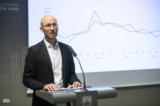 Ljubljana, Surs. Novinarska konferenca Statističnega urada RS (Surs), na kateri so predstavili podatke o gibanju bruto domačega proizvoda v prvem četrtletju 2025 in aktualne podatke o digitalni družbi. Vodja sektorja za objavljanje podatkov in komuniciranje na Surs Martin Bajželj. Foto: Boštjan Podlogar/STA