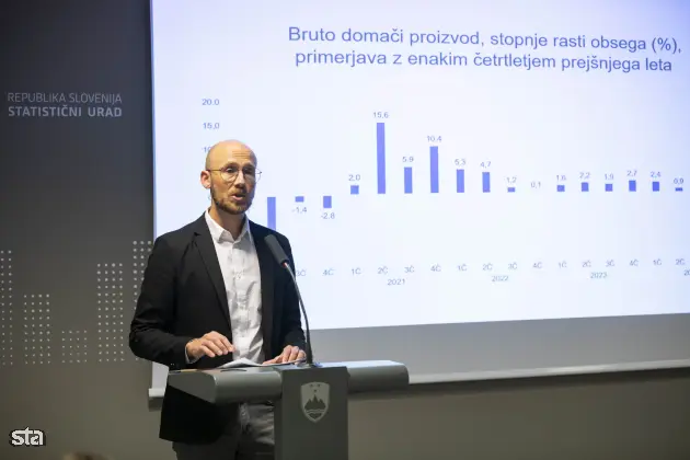 Ljubljana, Surs. Novinarska konferenca Statističnega urada RS (Surs), na kateri so predstavili podatke o gibanju bruto domačega proizvoda v prvem četrtletju 2025 in aktualne podatke o digitalni družbi. Vodja sektorja za objavljanje podatkov in komuniciranje na Surs Martin Bajželj. Foto: Boštjan Podlogar/STA
