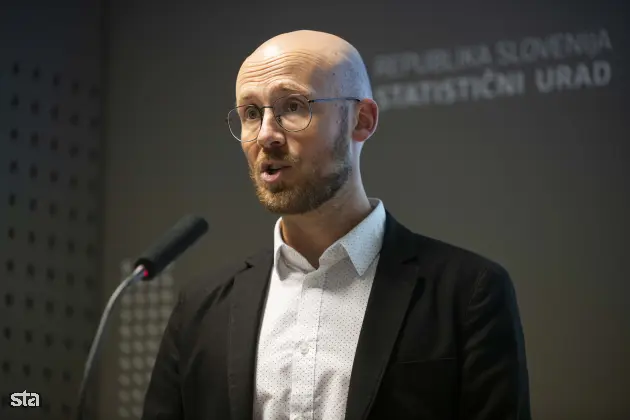 Ljubljana, Surs. Novinarska konferenca Statističnega urada RS (Surs), na kateri so predstavili podatke o gibanju bruto domačega proizvoda v prvem četrtletju 2025 in aktualne podatke o digitalni družbi. Vodja sektorja za objavljanje podatkov in komuniciranje na Surs Martin Bajželj. Foto: Boštjan Podlogar/STA