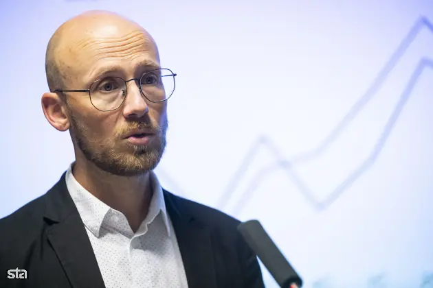 Ljubljana, Surs. Novinarska konferenca Statističnega urada RS (Surs), na kateri so predstavili podatke o gibanju bruto domačega proizvoda v prvem četrtletju 2025 in aktualne podatke o digitalni družbi. Vodja sektorja za objavljanje podatkov in komuniciranje na Surs Martin Bajželj. Foto: Boštjan Podlogar/STA