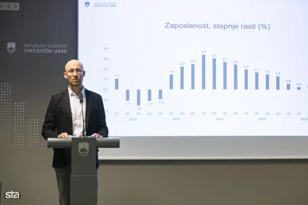 Ljubljana, Surs. Novinarska konferenca Statističnega urada RS (Surs), na kateri so predstavili podatke o gibanju bruto domačega proizvoda v prvem četrtletju 2025 in aktualne podatke o digitalni družbi. Vodja sektorja za objavljanje podatkov in komuniciranje na Surs Martin Bajželj. Foto: Boštjan Podlogar/STA
