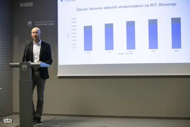 Ljubljana, Surs. Novinarska konferenca Statističnega urada RS (Surs), na kateri so predstavili podatke o gibanju bruto domačega proizvoda v prvem četrtletju 2025 in aktualne podatke o digitalni družbi. Vodja sektorja za objavljanje podatkov in komuniciranje na Surs Martin Bajželj. Foto: Boštjan Podlogar/STA