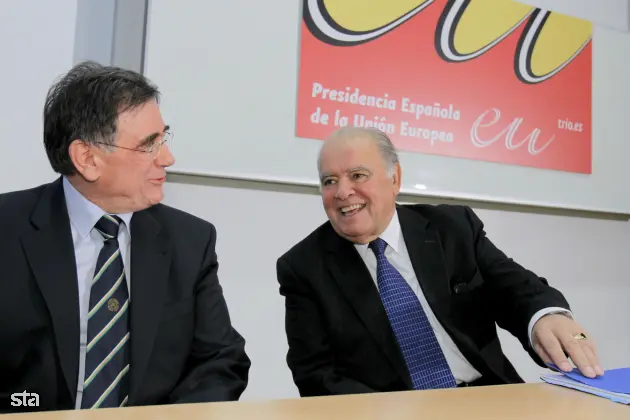 Ljubljana, Pravna fakulteta. Predavanje ibero-ameriškega generalnega sekretarja Enriqueja Iglesiasa o Latinski Ameriki - sedanjem stanju in obetih za prihodnost. Dekan Pravne fakultete v Ljubljani Rajko Pirnat in generalni sekretar Ibero-American Enrique Iglesias. Foto: Daniel Novakovič/STA
