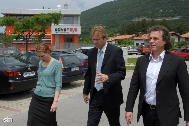 Solkan, Instrumentation Technologies. Novinarska konferenca ob obisku ministra za visoko šolstvo, znanost in tehnologijo Gregorja Golobiča v Centru odličnosti za biosenzoriko, instrumentacijo in procesno kontrolo (CO BIK) v Solkanu, na kateri je vodstvo centra skupaj z ministrom predstavilo delo in načrte. Minister za visoko šolstvo, znanost in tehnologijo Gregor Golobič ter direktor podjetja Instrumentation Technologies Rok Uršič. Foto: Matej Leskovšek/STA
