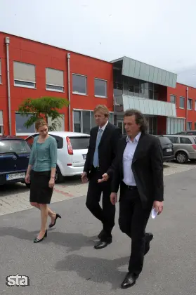 Solkan, Instrumentation Technologies. Novinarska konferenca ob obisku ministra za visoko šolstvo, znanost in tehnologijo Gregorja Golobiča v Centru odličnosti za biosenzoriko, instrumentacijo in procesno kontrolo (CO BIK) v Solkanu, na kateri je vodstvo centra skupaj z ministrom predstavilo delo in načrte. Minister za visoko šolstvo, znanost in tehnologijo Gregor Golobič ter direktor podjetja Instrumentation Technologies Rok Uršič. Foto: Matej Leskovšek/STA