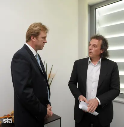 Solkan, Instrumentation Technologies. Novinarska konferenca ob obisku ministra za visoko šolstvo, znanost in tehnologijo Gregorja Golobiča v Centru odličnosti za biosenzoriko, instrumentacijo in procesno kontrolo (CO BIK) v Solkanu, na kateri je vodstvo centra skupaj z ministrom predstavilo delo in načrte. Minister za visoko šolstvo, znanost in tehnologijo Gregor Golobič ter direktor podjetja Instrumentation Technologies Rok Uršič. Foto: Matej Leskovšek/STA