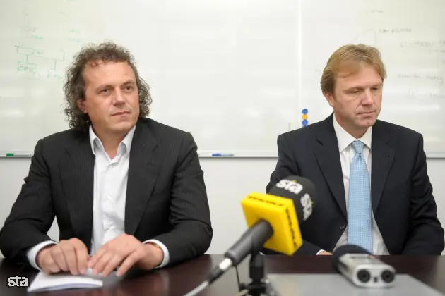 Solkan, Instrumentation Technologies. Novinarska konferenca ob obisku ministra za visoko šolstvo, znanost in tehnologijo Gregorja Golobiča v Centru odličnosti za biosenzoriko, instrumentacijo in procesno kontrolo (CO BIK) v Solkanu, na kateri je vodstvo centra skupaj z ministrom predstavilo delo in načrte. Direktor podjetja Instrumentation Technologies Rok Uršič in minister za visoko šolstvo, znanost in tehnologijo Gregor Golobič. Foto: Matej Leskovšek/STA