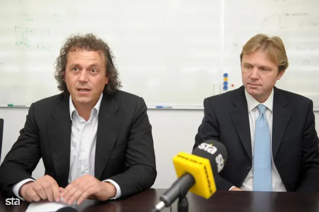 Solkan, Instrumentation Technologies. Novinarska konferenca ob obisku ministra za visoko šolstvo, znanost in tehnologijo Gregorja Golobiča v Centru odličnosti za biosenzoriko, instrumentacijo in procesno kontrolo (CO BIK) v Solkanu, na kateri je vodstvo centra skupaj z ministrom predstavilo delo in načrte. Direktor podjetja Instrumentation Technologies Rok Uršič in minister za visoko šolstvo, znanost in tehnologijo Gregor Golobič. Foto: Matej Leskovšek/STA