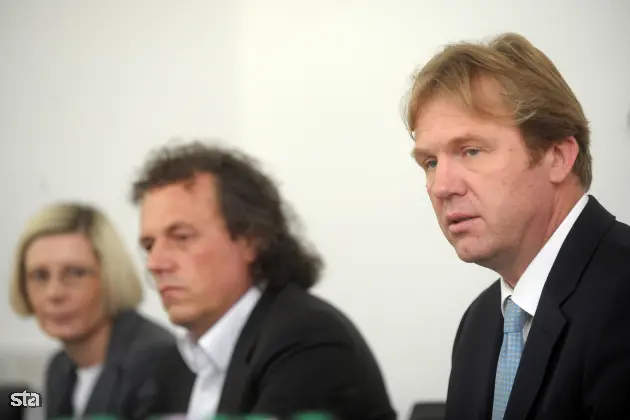 Solkan, Instrumentation Technologies. Novinarska konferenca ob obisku ministra za visoko šolstvo, znanost in tehnologijo Gregorja Golobiča v Centru odličnosti za biosenzoriko, instrumentacijo in procesno kontrolo (CO BIK) v Solkanu, na kateri je vodstvo centra skupaj z ministrom predstavilo delo in načrte. Direktor podjetja Instrumentation Technologies Rok Uršič in minister za visoko šolstvo, znanost in tehnologijo Gregor Golobič. Foto: Matej Leskovšek/STA
