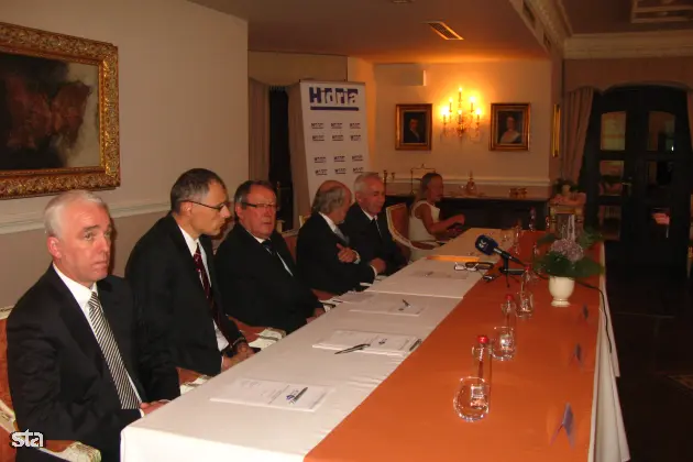 Spodnja Idrija, Kendov dvorec. Novinarska konferenca Hidrie in nemške družbe Bausch. Podpredsednik poslovodnega odbora Hidrie Dušan Lapajne, predsednik poslovodnega odbora Hidrie Iztok Seljak, Kurt Bausch, predsednik upravnega odbora Hidrie Edvard Svetlik, Günther Bausch in direktorica Hidrie FIN Urška Svetlik. Foto: Rosana Rijavec/STA