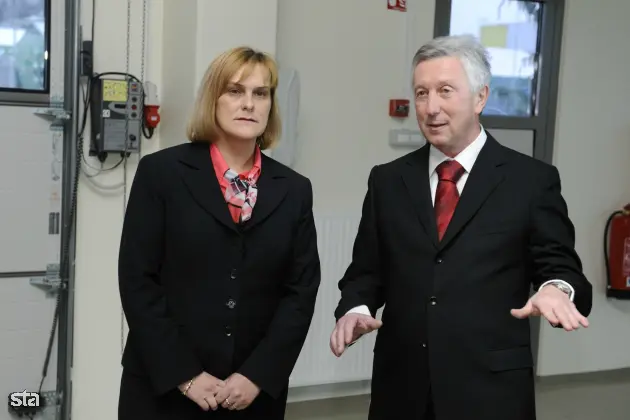 Količevo pri Domžalah, prostori novega Heliosovega avtoreparaturnega centra. Odprtje najsodobnejšega avtoreparaturnega centra in novega centra za kovinske premaze Skupine Helios. Ministrica za gospodarstvo Darja Radić in predsednik uprave družbe Helios Uroš Slavinec. Foto: Nebojsa Tejić/STA