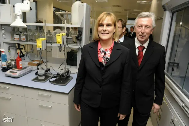 Količevo pri Domžalah, prostori novega Heliosovega avtoreparaturnega centra. Odprtje najsodobnejšega avtoreparaturnega centra in novega centra za kovinske premaze Skupine Helios. Ministrica za gospodarstvo Darja Radić in predsednik uprave družbe Helios Uroš Slavinec. Foto: Nebojsa Tejić/STA